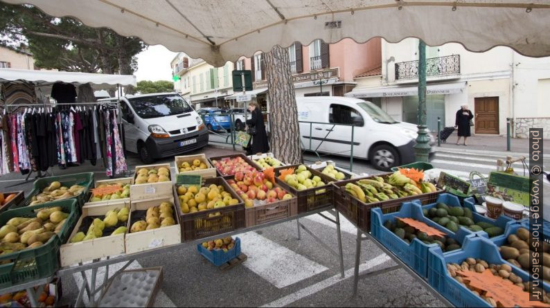 Étals de fruits au marché de la Turbie. Photo © André M. Winter