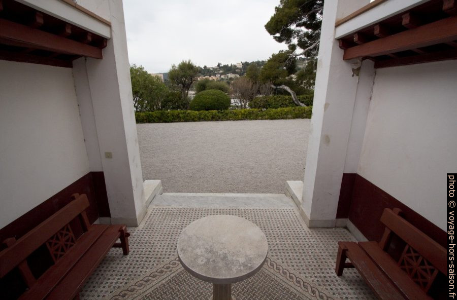 Pergola à l'entrée de la Villa Kérylos. Photo © André M. Winter