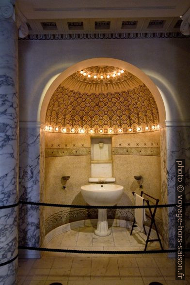 Lavabo du Balaneion dans une pièce en forme d'abside en cul-de-four. Photo © André M. Winter