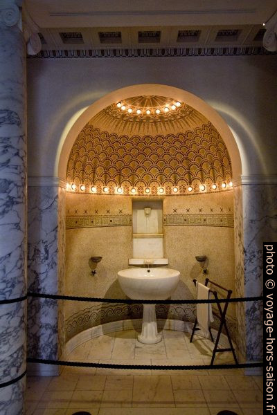 Lavabo du Balaneion dans une pièce en forme d'abside en cul-de-four. Photo © André M. Winter