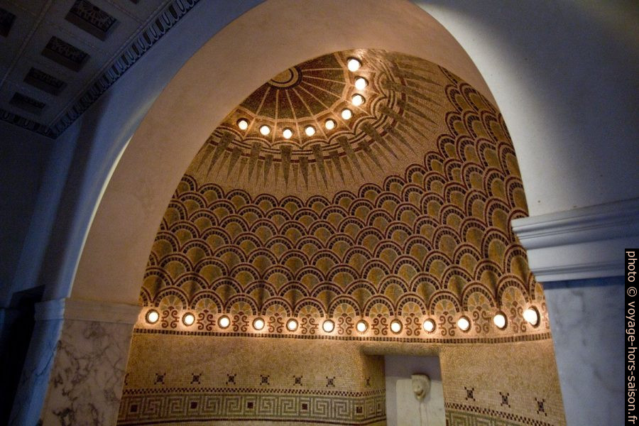 Mosaïque de la pièce en forme d'abside en cul-de-four du Balaneion de la Villa Kérylos. Photo © André M. Winter