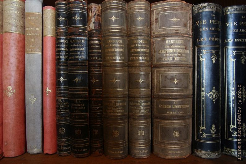 Livres d'histoire antique historiques dans la bibliothèque de la Villa Kérylos. Photo © André M. Winter