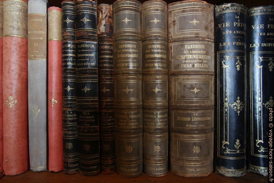 Livres d'histoire antique historiques dans la bibliothèque de la Villa Kérylos. Photo © André M. Winter