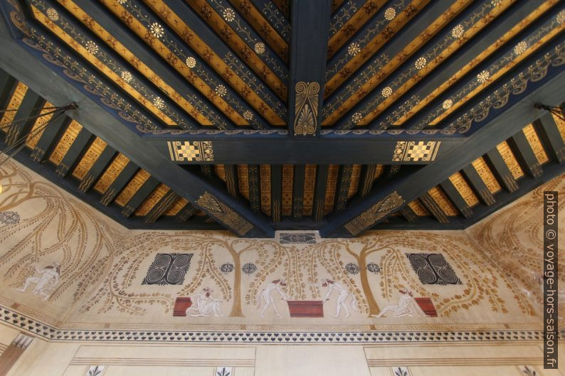 Frises et poutres du plafond décorés dans le Triklionos de la Villa Kérylos. Photo © André M. Winter