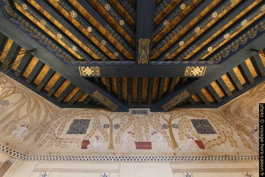Frises et poutres du plafond décorés dans le Triklionos de la Villa Kérylos. Photo © André M. Winter