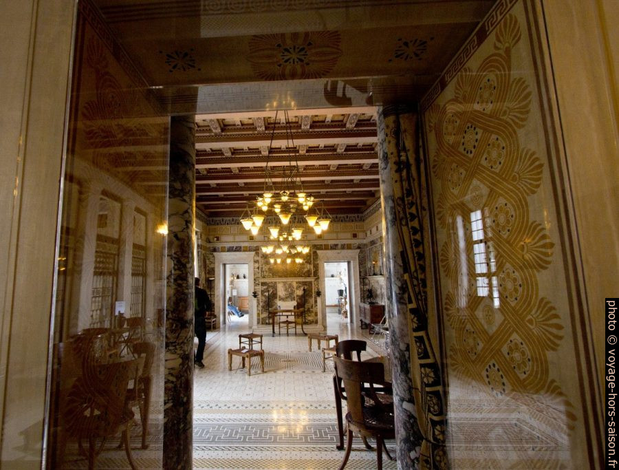 Passage du Triklionos dans l'Andron de la Villa Kérylos. Photo © André M. Winter