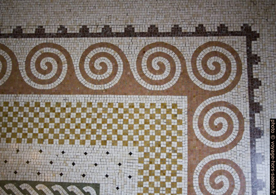 Détail de la partie géométrique de la mosaïque de l'Andron de la Villa Kérylos. Photo © André M. Winter