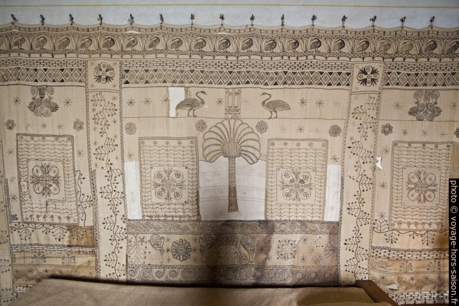 Textile brodé des ateliers Écochard de Lyon dans la chambre de Madame Reinach. Photo © André M. Winter