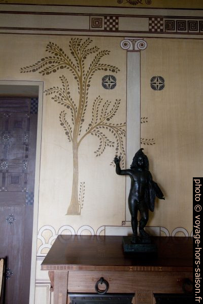Statue dans le petit salon de repos du Triptolème. Photo © André M. Winter