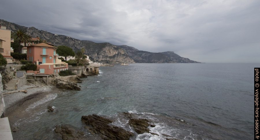 Vue du jardin de la Villa Kérylos vers Èze et le Cap d'Ail. Photo © André M. Winter