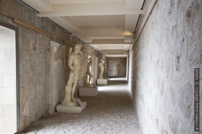 Galerie de statues antiques de la Villa Kérylos. Photo © André M. Winter