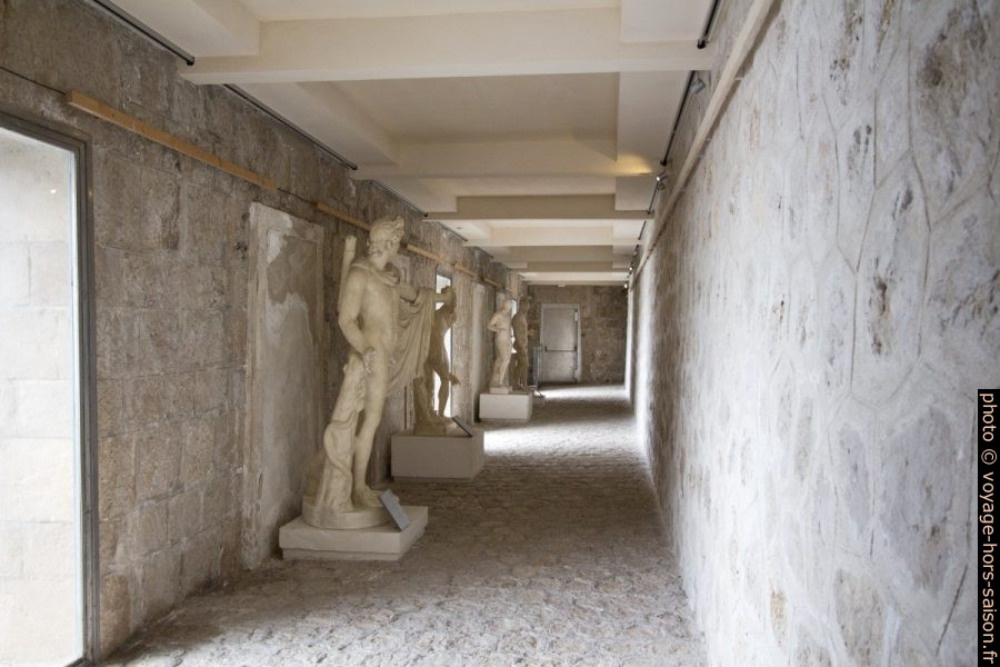 Galerie de statues antiques de la Villa Kérylos. Photo © André M. Winter