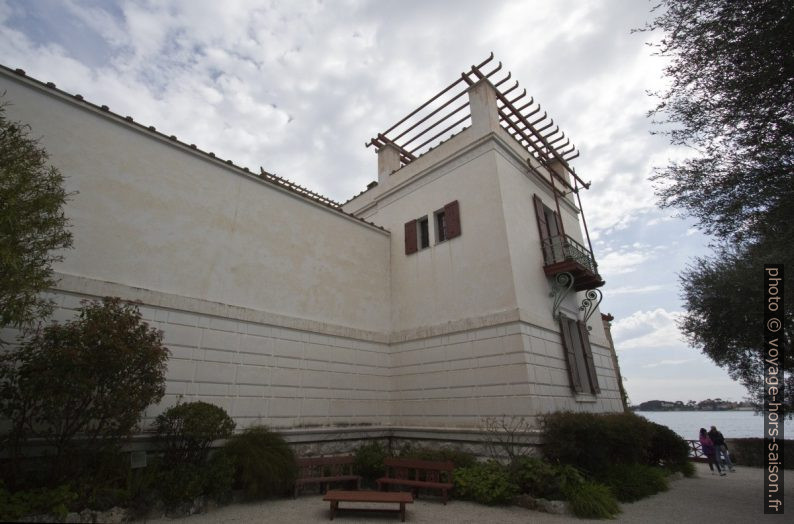 Façade est de la Villa Kérylos. Photo © André M. Winter