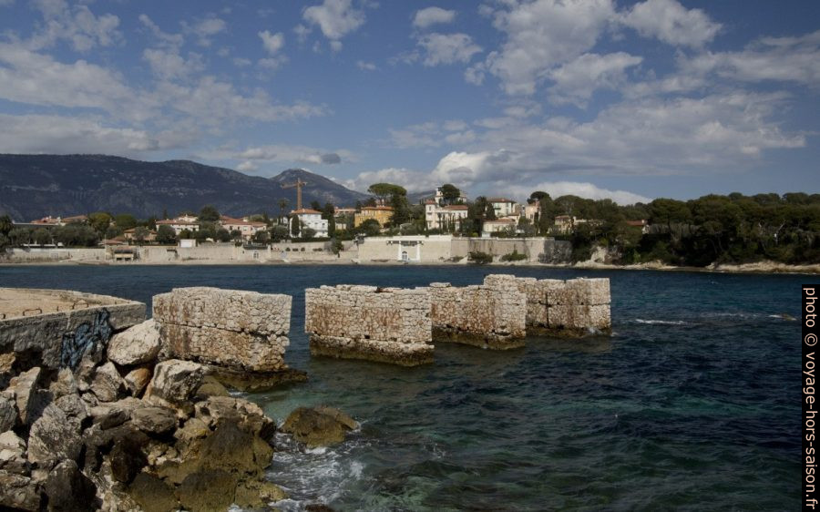 Restes d'un ponton de la carrière au Cap Ferrat. Photo © André M. Winter