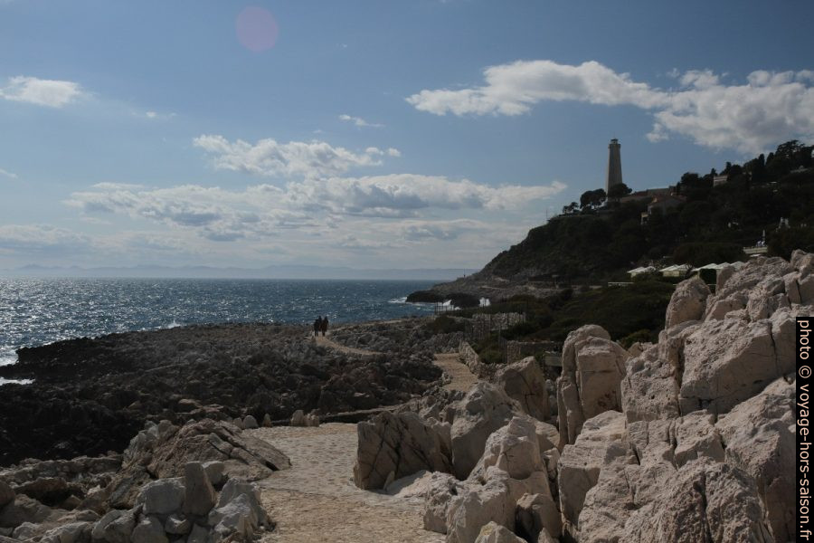 Sentier du littoral à la Pointe Causinière et le phare du Cap Ferrat. Photo © Alex Medwedeff