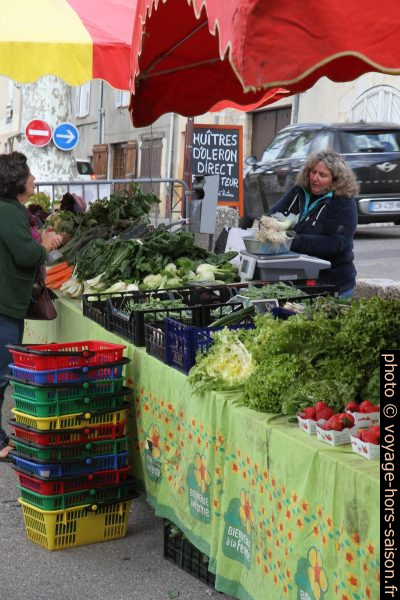 Vendeuse de fruits et légumes au marché de Valbonne. Photo © Alex Medwedeff