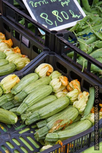 Courgettes avec fleurs au marché de Valbonne. Photo © Alex Medwedeff