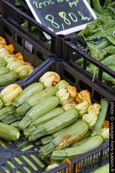 Courgettes avec fleurs au marché de Valbonne. Photo © Alex Medwedeff