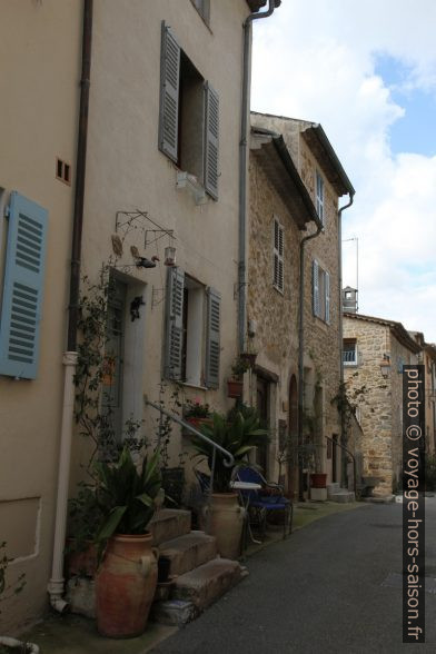 Rue de l'Hôtel-Dieu à Valbonne. Photo © Alex Medwedeff