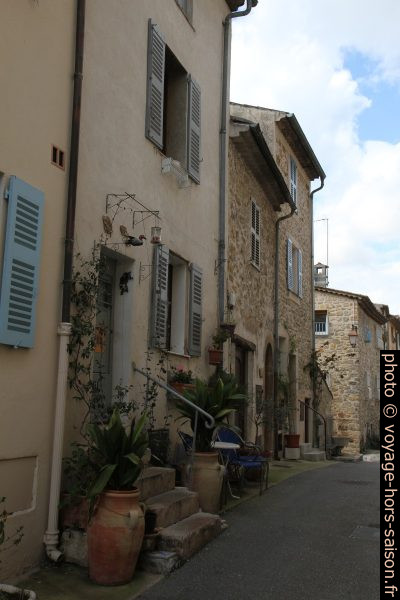 Rue de l'Hôtel-Dieu à Valbonne. Photo © Alex Medwedeff