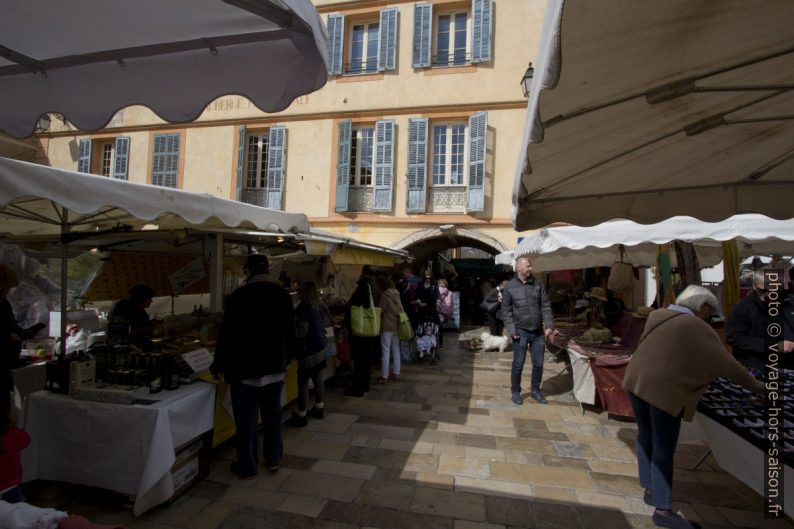 Place des Arcades de Valbonne lors du marché. Photo © André M. Winter