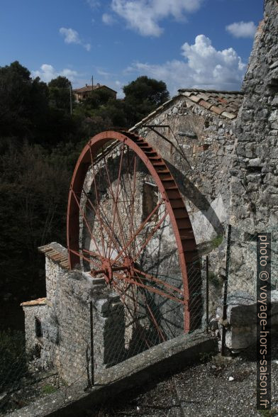 Roue à eau métallique à Tourrettes-sur-Loup. Photo © Alex Medwedeff