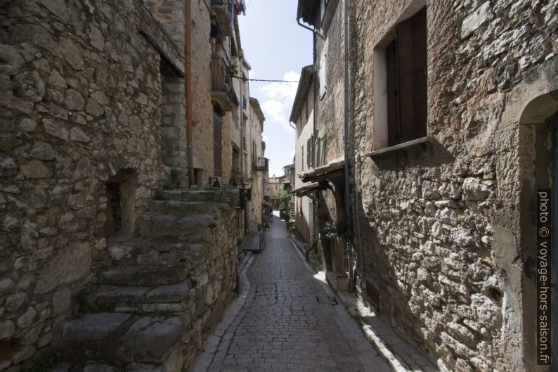 La Grand Rue bien étroite à Tourrettes-sur-Loup. Photo © André M. Winter