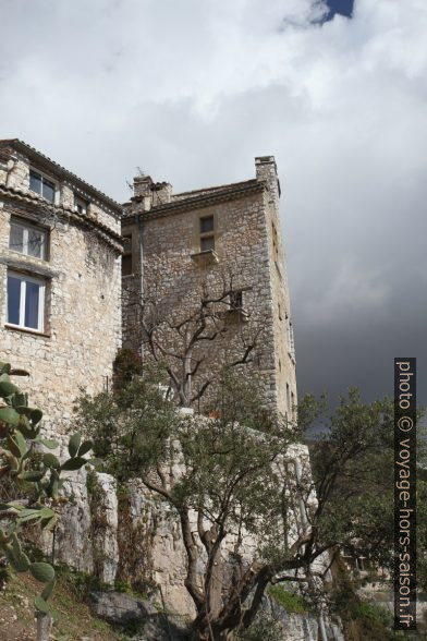 Maisons hautes au sud de Tourrettes-sur-Loup. Photo © Alex Medwedeff