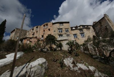 Façade sud du village de Tourrettes-sur-Loup. Photo © André M. Winter