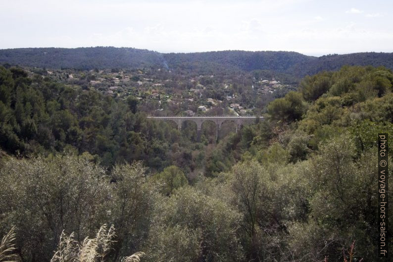 Ancien viaduc ferroviaire sur le Vallon des Bouirades. Photo © André M. Winter