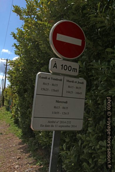 Panneau routier additionnel particulièrement grand et compliqué à Tourrettes-sur-Loup. Photo © André M. Winter