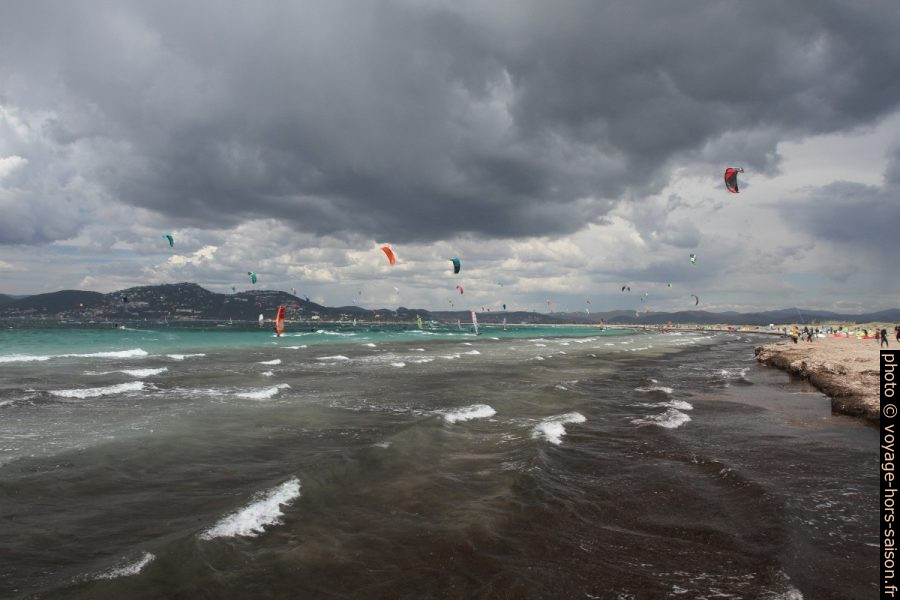 Voiles de kite et de surfeurs à la Plage des Estagnets. Photo © Alex Medwedeff