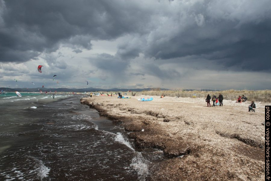 Grande activité à la Plage des Estagnets par vent fort. Photo © André M. Winter