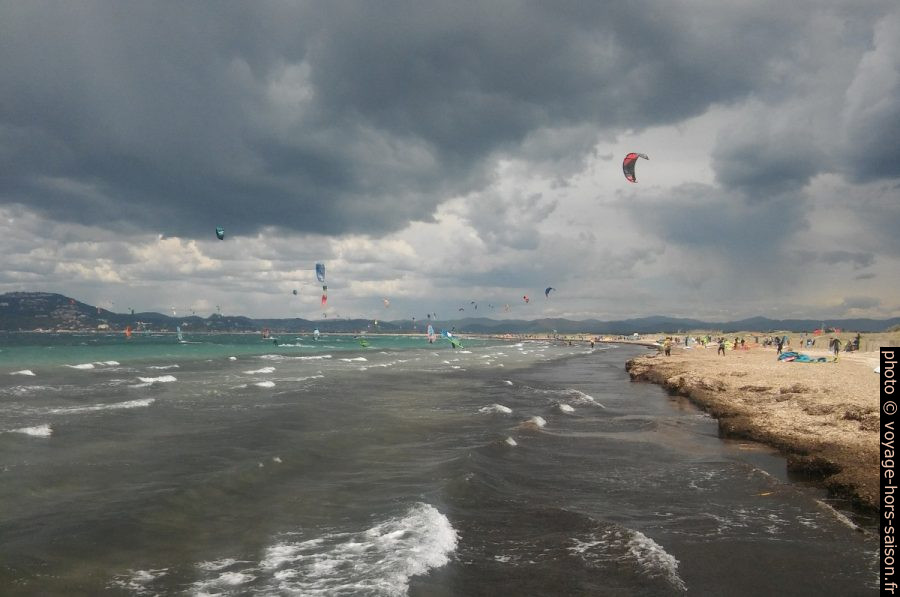 Surfeurs et kiteurs sur la plage des Estagnets. Photo © André M. Winter