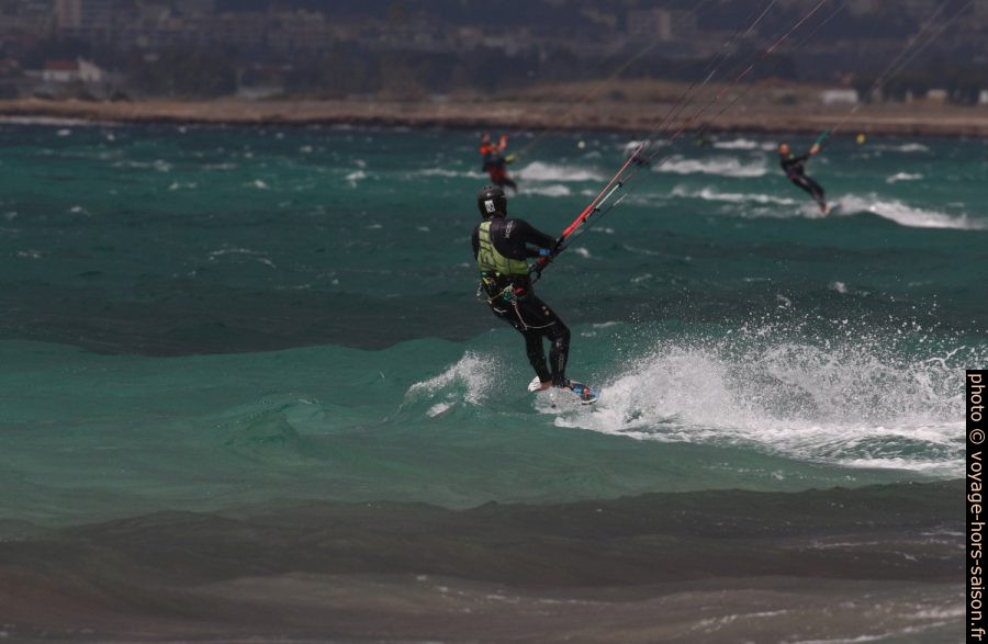 Kiteurs à la plage des Estagnets. Photo © André M. Winter