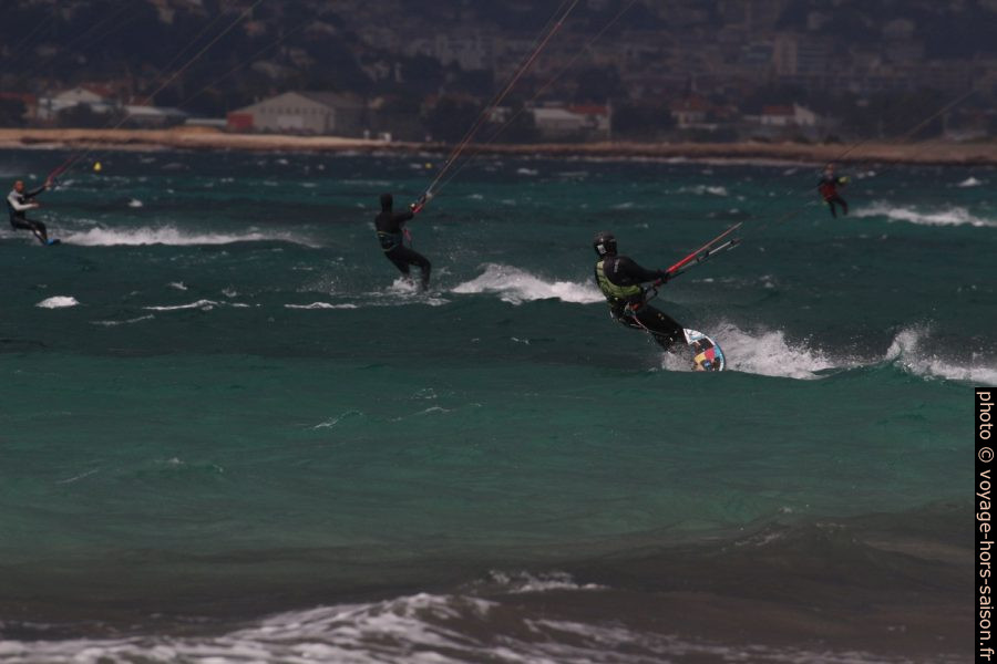 Kite-surfeurs à la plage des Estagnets au mois de mars. Photo © André M. Winter