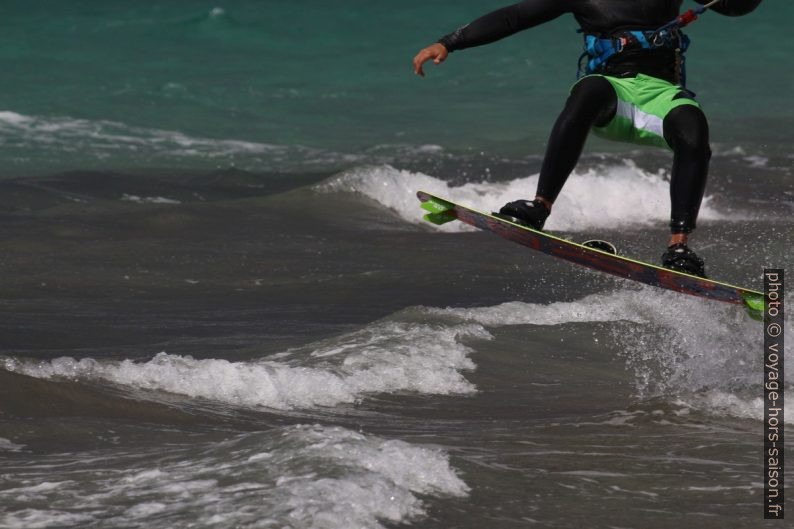 Kite-surfeur en train de sauter. Photo © André M. Winter