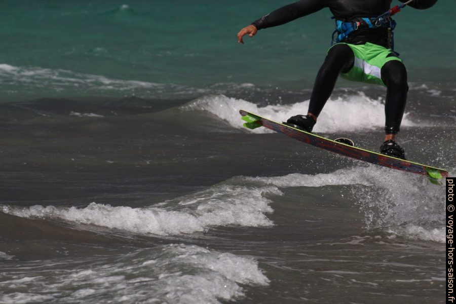 Kite-surfeur en train de sauter. Photo © André M. Winter