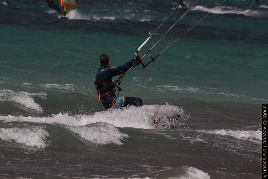 Kitesurfeur à la Plage des Estagnets au mois de mars. Photo © André M. Winter