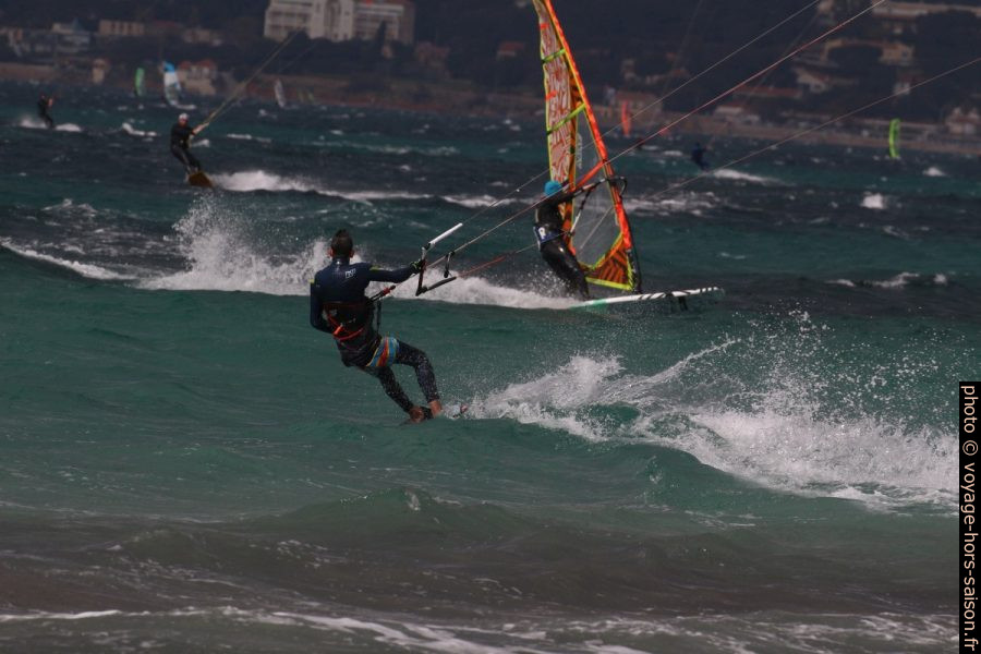 Kitesurfeur et véliplanchiste à la Plage des Estagnets. Photo © André M. Winter