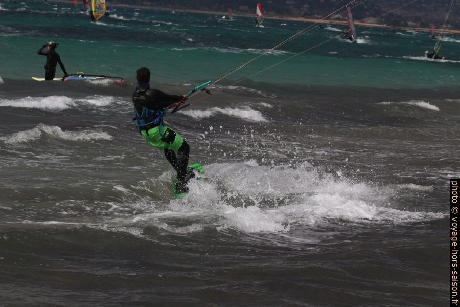 Kitesurfeur au mois de mars à la Plage des Estagnets. Photo © André M. Winter