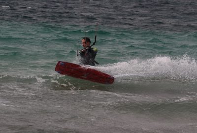 Kitesurfeur à la recherche de vitesse à la Plage des Estagnets. Photo © André M. Winter