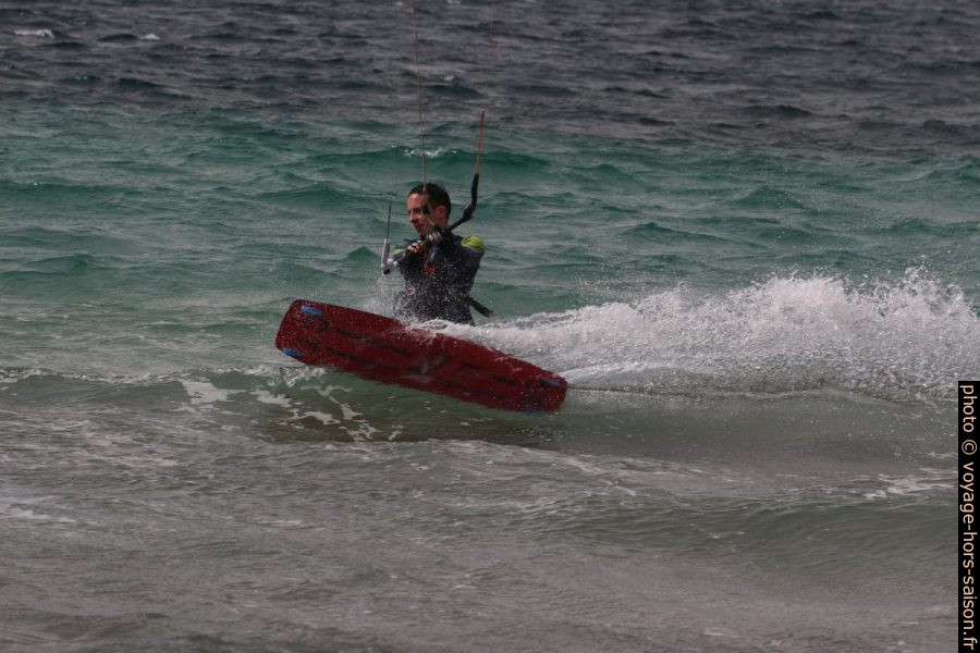 Kitesurfeur à la recherche de vitesse à la Plage des Estagnets. Photo © André M. Winter