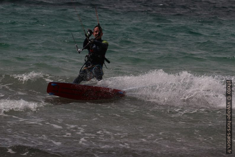 Kitesurfeur saluant le photographe avec le signe de shaka. Photo © André M. Winter