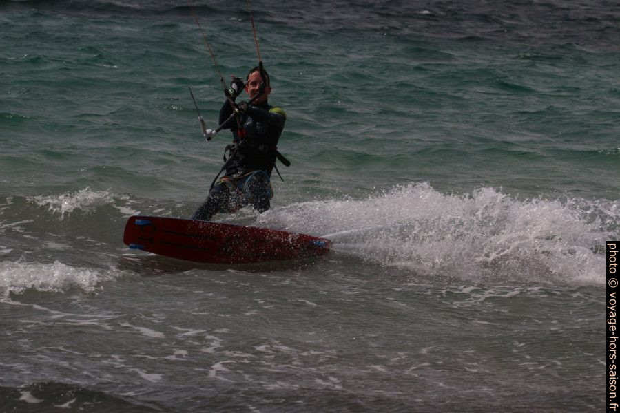Kitesurfeur saluant le photographe avec le signe de shaka. Photo © André M. Winter
