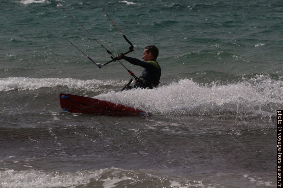 Kiteur à la recherche de vitesse à la Plage des Estagnets. Photo © André M. Winter