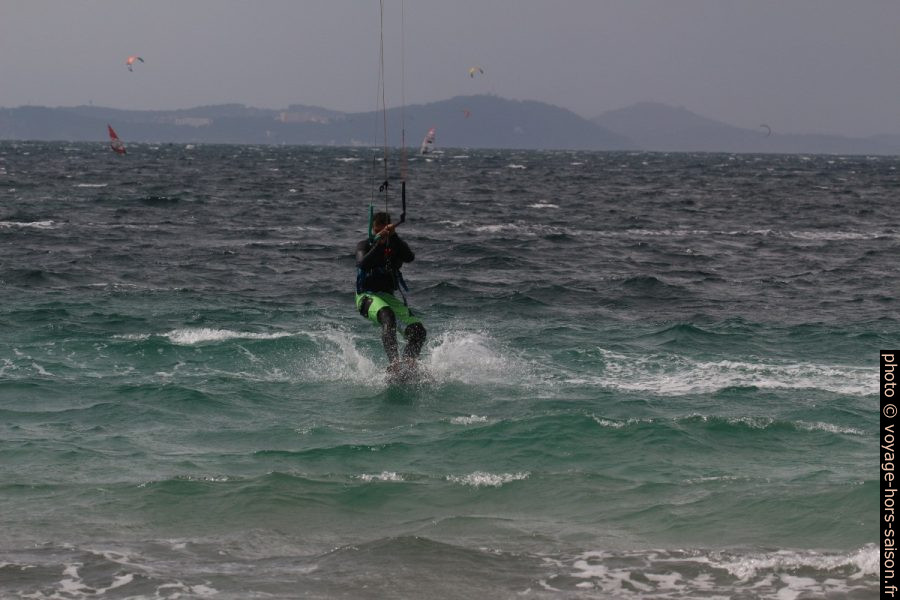 Amerrir en kite à la Plage des Estagnets. Photo © André M. Winter
