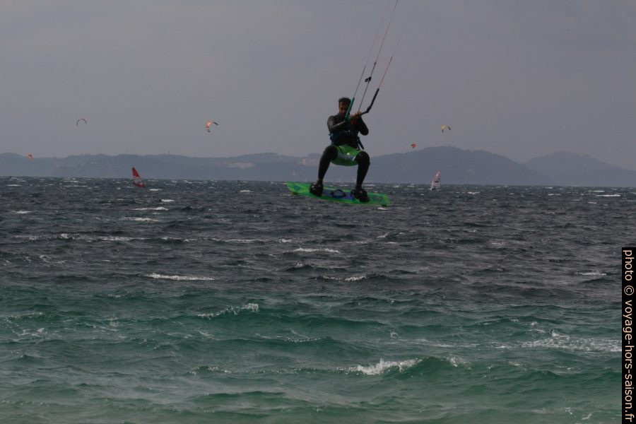 Saut de kitesurfeur à la Plage des Estagnets. Photo © André M. Winter