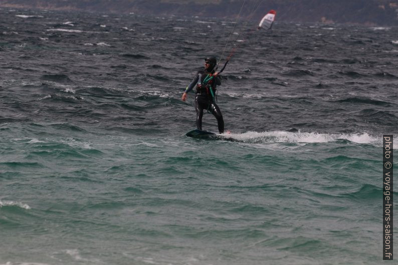 Kitesurfeur à Giens. Photo © André M. Winter