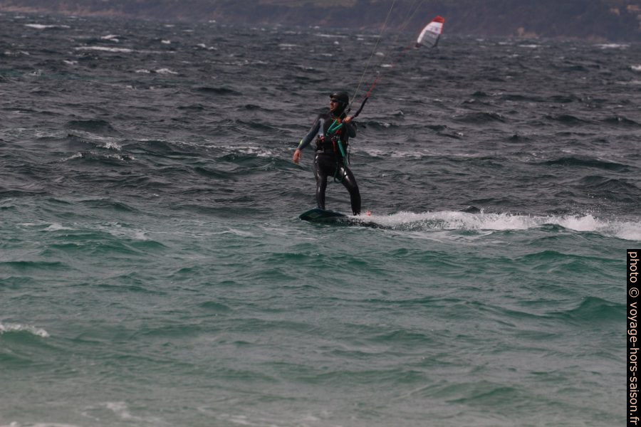 Kitesurfeur à Giens. Photo © André M. Winter